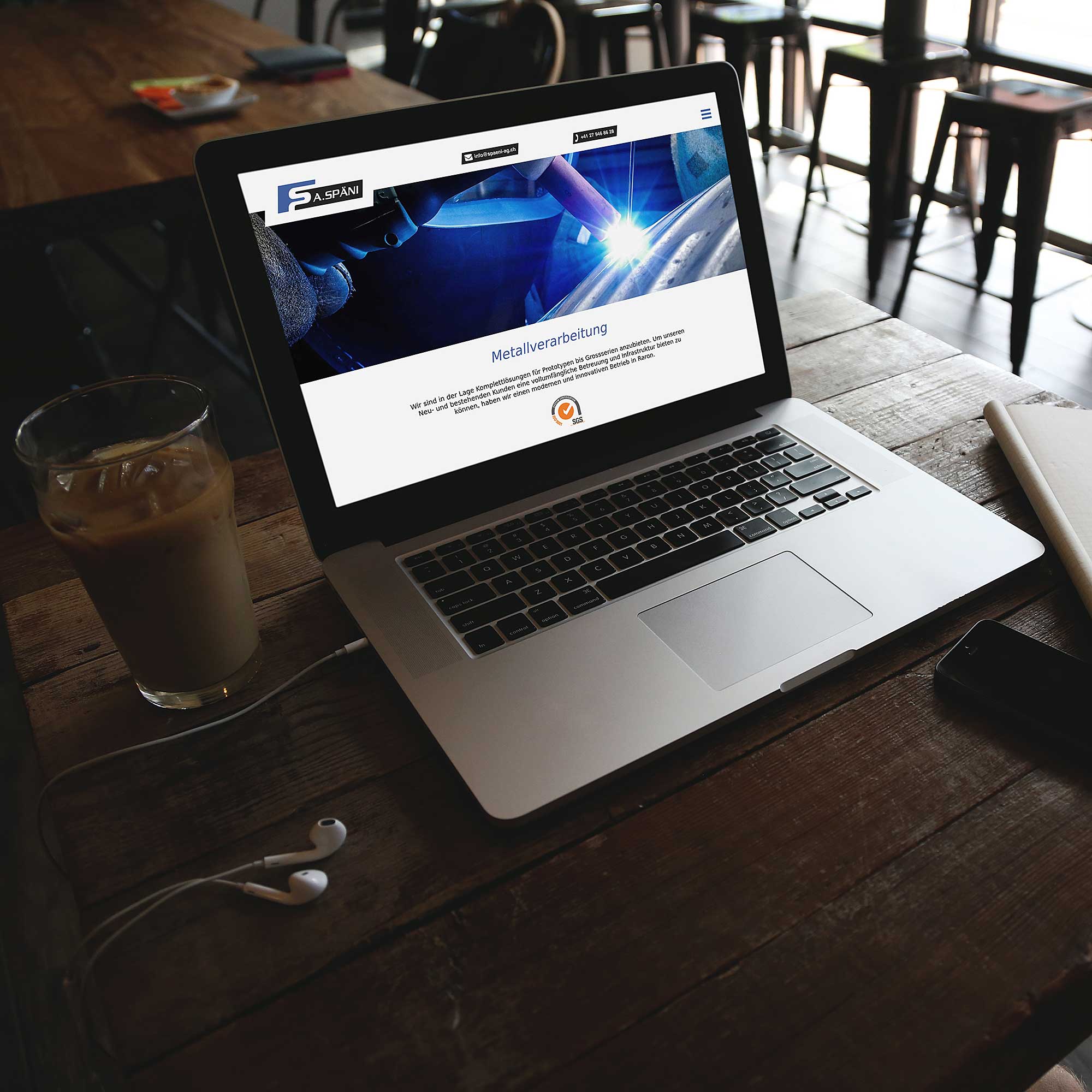 Restaurant innen mit Laptop Anzeige des Webdesign